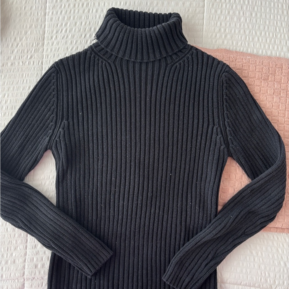 GAP turtleneck 🖤